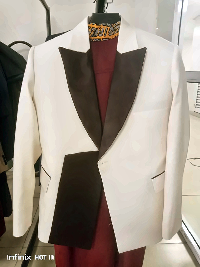 Blazer ya krimu — mtazamo wa karibu