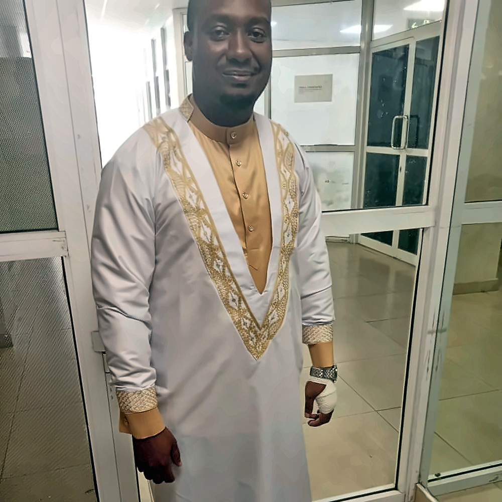 Kanzu nyeupe yenye kandambili za dhahabu